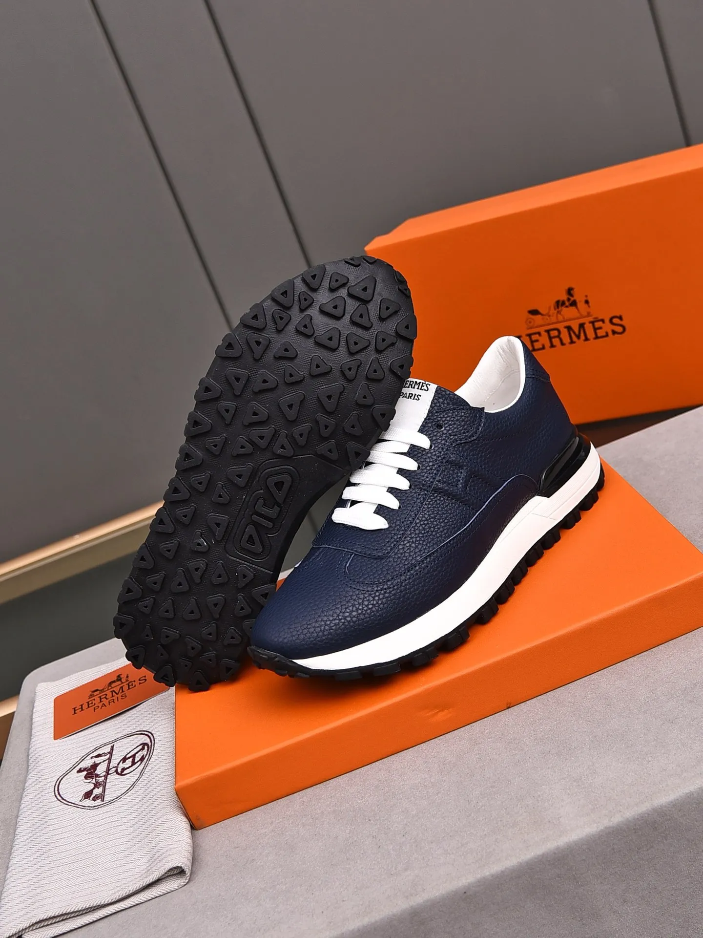 📛📛📛PPP420 (Hermes)🆕Men's color-blocked sneakers with textured calfskin details. Spliced ​​with original cowhide, this shoe draws inspiration from the equestrian world, integrating technical details and practical functions. Breathable sheep lining, original combination outsole, high-end quality, and every detail is perfectly combined! Size: 38-44 (45 can be customized)